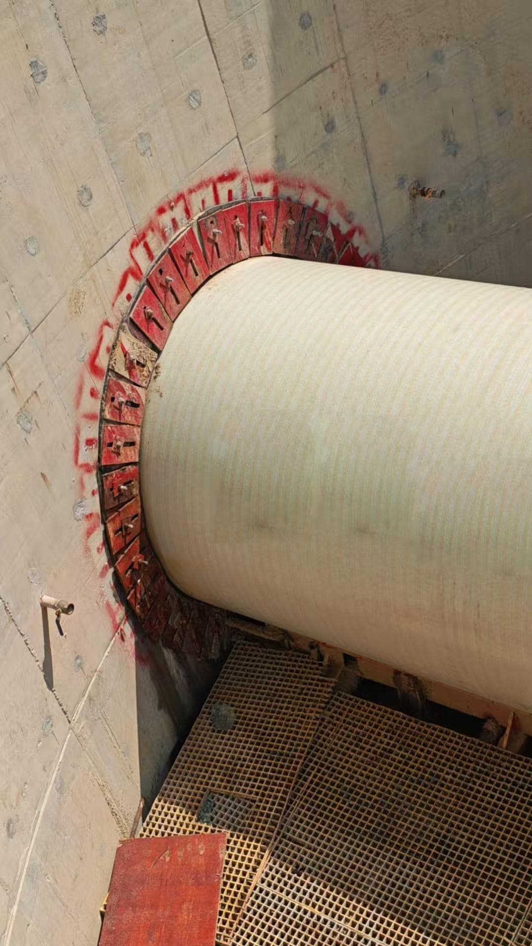 Pipeline Connection at a Circular Shaft Opening