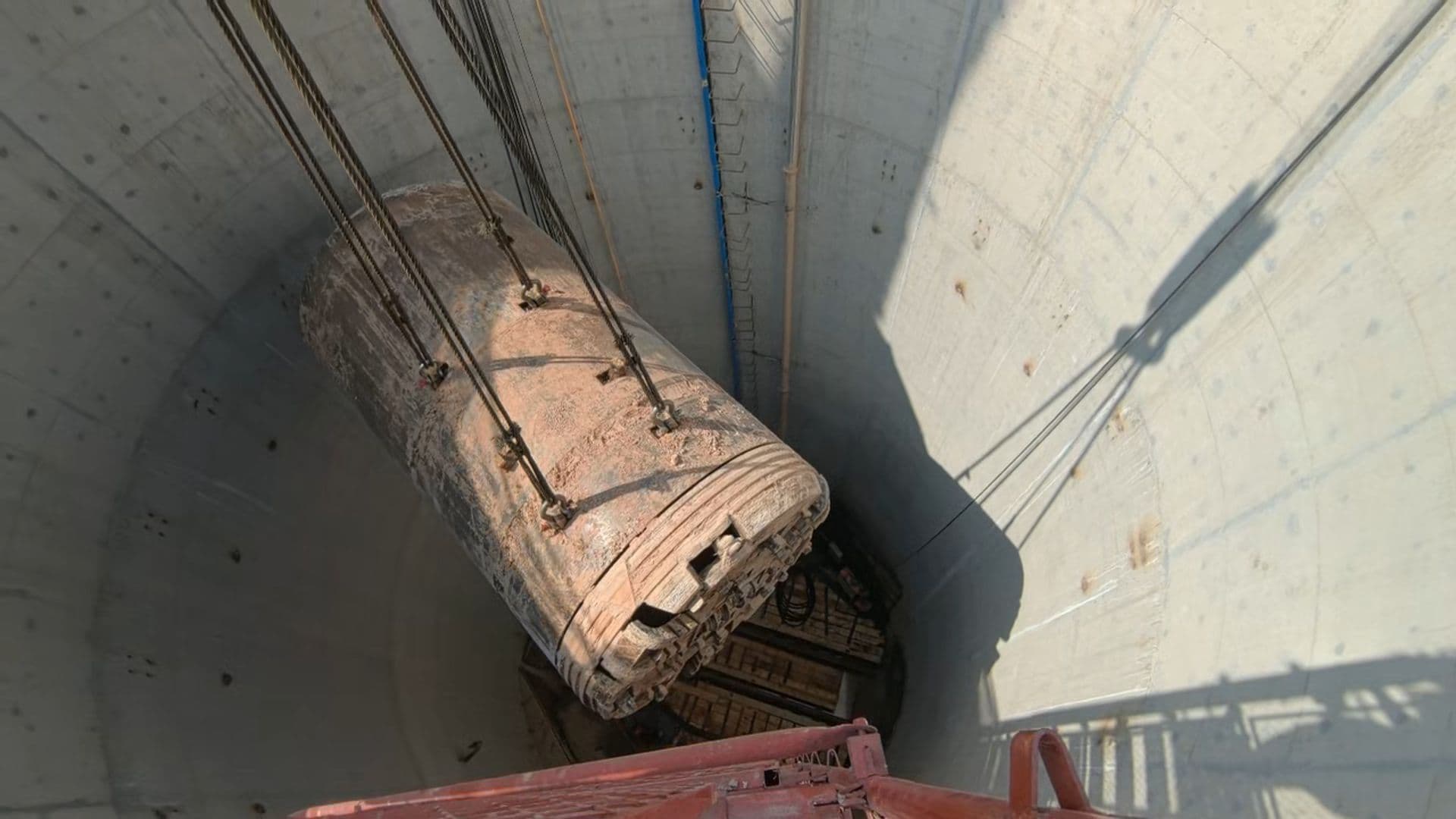 Pipe Jacking Machine Lowering Operation in a Circular Launch Shaft
